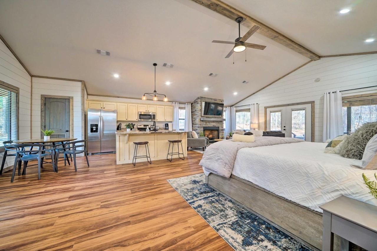 Apartamento Chic Broken Bow Escape With Hot Tub And Fire Pit! Stephens Gap Exterior foto